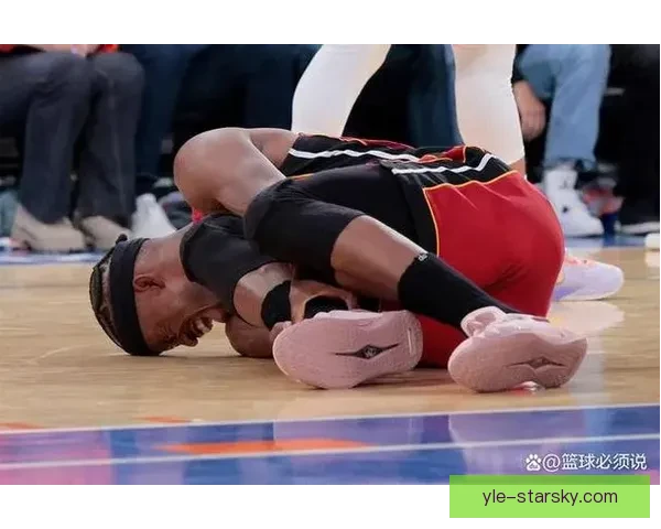 巴特勒膝伤倒地仍做鬼脸离场时 巴特勒膝伤倒地仍做鬼脸离场时